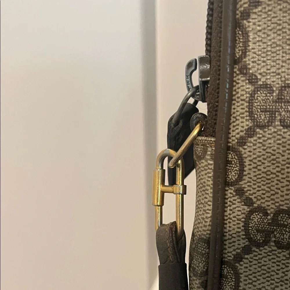 Gucci Beige & Brown GG Supreme Crossbody Bag - Picture 3 of 12